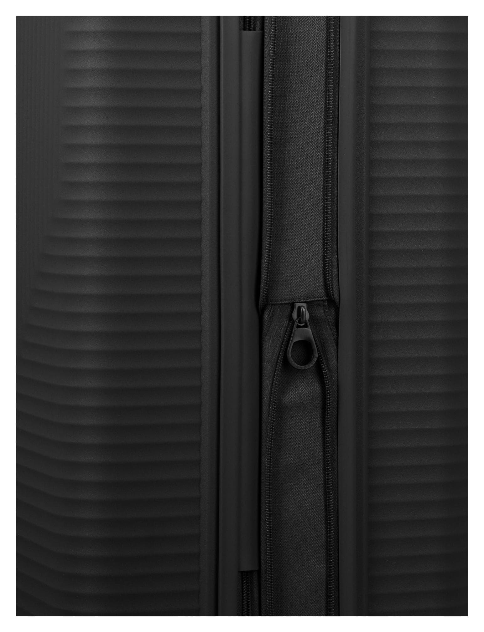 Střední cestovní kufr na kolečkách Travelite Air Stripe M Black 5