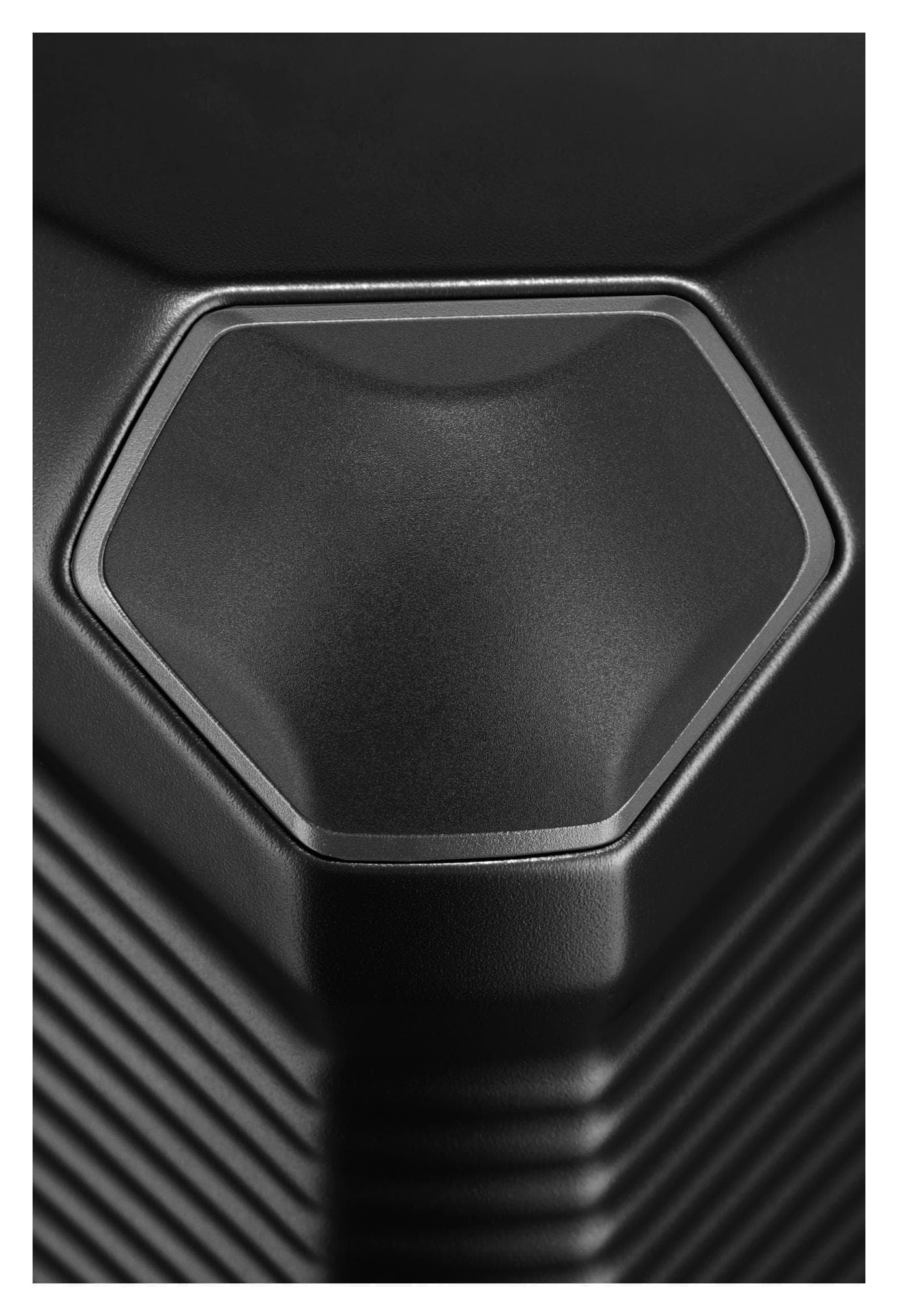 Střední skořepinový kufr Travelite Millennium M Black 6
