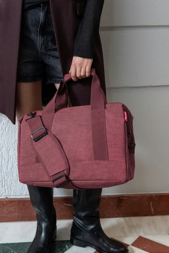 Elegantní dámská cestovní taška Reisenthel Allrounder M twist maroon MS3104 bordová 5